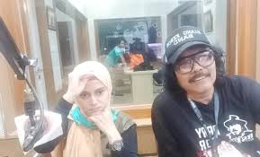 Bens radio adalah unit etnikom network dengan format radio etnik, yaitu teknologi serta gaya hidup. Asal Goblek B Andi Sueb Ame Inonk Bens Radio 106 2 Fm