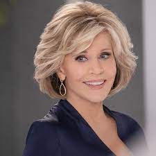 See The First Pics From Grace And Frankie Season 6 Medium Hair Styles Short Hair With Layers Layered Haircuts For Medium Hair