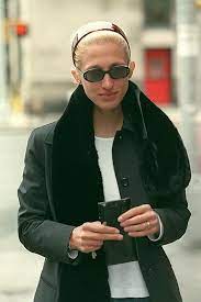 Carolyn Bessette S Engagement Ring Was Delicate Carolyn Bessette Kennedy Carolyn Bessette Kennedy Style Jackie Kennedy Wedding
