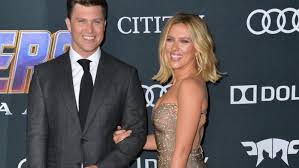 Als sie das erste mal gastgeberin war, war ich das erste jahr als autorin in der serie, sagte jost unterhaltung am abend 2017. Scarlett Johansson Und Colin Jost Haben Sich Verlobt