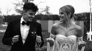 Enes ünal 2019 yılında kendisi gibi futbolcu olan eşi lisa smellers ile dünya evine girmiştir. Enes Unal Ile Lisa Smellers Evlendi Magazin Haberleri Ntv