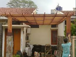 Kanopi kayu minimalis memberikan kesan natural serta asri bagi halaman rumah. Kanopi Kayu Kanopi Jakarta