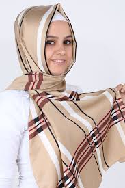 Ozsoy Sal Modellerinden Cizgili Sal In Bej Rengi Pastel Tonlari Tesettur Giyim Tarzina Yansitan Tesetturlu Bayanlarin Begenisini Topl Siyah Cizgiler Giyim Bej