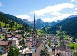 Selva gardena, in german called wolkenstein, is located at a sea level of 1,564 m and has a total of 2,600 inhabitants. Tourismusverband Dolomites Val Gardena St Christina Groden