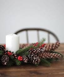 Une décoration simple et belle, faite main de fil bambou teint à la main. 25 Super Idees De Deco De Noel Avec Des Pommes De Pin Faciles Et Pas Cheres