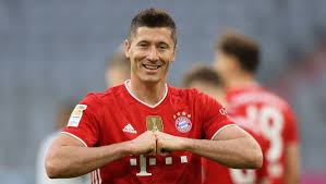 Robert lewandowski pobija rekord gerda müllera 41 gol. Bundesliga Sc Freiburg Bayern Monachium 2 2 Robert Lewandowski Wyrownal Rekord Gerda Muellera Sport Tvp Pl