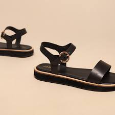 Leurs brides et leurs ornements délicats s'accordent. Sandales A Plateforme Femme En Cuir Noir Jonak