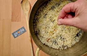 Contrariamente a quanto si possa pensare, preparare un risotto perfetto non è semplice.spesso capita anche al ristorante di incappare in risotti mal cucinati, non legati e insapori. 5 Suggerimenti Per Cucinare Un Risotto Perfetto Giroola