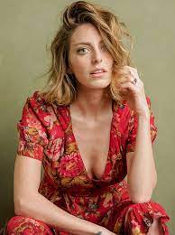 Özel st benoit lisesini bitirdikten sonra i̇stanbul bilgi üniversitesinden mezun oldu. Bige Onal Biography Tv Series Turkish Drama Chic Outfits Celebrities Actresses