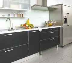 Además los objetos multicolor tienen una ventaja importante por ejemplo a la hora de regalar, ya que no debemos preocuparnos de si combinan o no, al incluir tantos colores dan con todo, si la cocina es blanca y negra la alegran si es de madera, contrastan y si es de cualquier otro tono, este estará. Detalles Para Decorar Cocinas