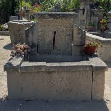 Cette Fontaine De Jardin A La Provencale Est Une Murale En Pierres Anciennes Bac Appareille Petites Fontaines Fontaine De Jardin Fontaine Murale