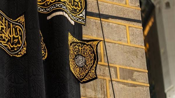 5 Fakta tentang Kain Kiswah Ka'bah 2025 dan Tradisi Penggantiannya