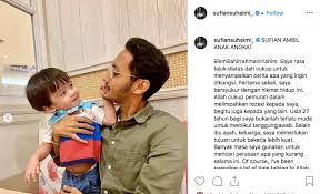 Badan bude besar dia memintaku untuk merayap kekolong tmpat tidur untuk mengambil benda tsb, dan dengan membawa senter aku merangkak mengambil liotin bude yg syarat dan ketentuan : Sufian Suhaimi Ambil Anak Angkat