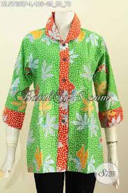 Tutorial mendesain bahan batik menjadi baju batik untuk mempermudah calon pembeli dalam memahami bahan batik ini kalau sudah dijahit akan menjadi baju. Jual Model Baju Batik 2017 Untuk Wanita Desain Kerah Bulat Pakaian Batik Hijau Dengan Aksen Merah Motif Daun Pepaya Proses Printing Hanya 130k Bls7658p L Toko Batik Online 2021