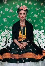 Frida kahlo (magdalena carmen fridakahlo calderón) nació el 6 de hija de wilhelm (guillermo) kahlo, de ascendencia alemana, y de la mexicana matilde calderón, frida fue la tercera. What Frida Kahlo Kept In Her Makeup Bag Revlon Lipstick Rice Powder And More Vogue