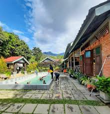 Sungai sedin dengan aliran air yang jernih sangat memanjakan siapa saja yang. Chalet Kolam Renang Air Sungai Yang Menggamit Suasana Perkampungan Untuk Percutian Keluarga Di Yan Kedah Port Cuti