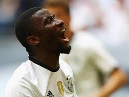 El padre de rüdiger, matthias rüdiger es alemán, mientras que su madre lily es originaria de sierra. Former Young Player Of The Year Nominee Blues To Challenge Manchester United With 35m Bid For Roma Defender Antonio Rudiger Sierra Leone Football Com