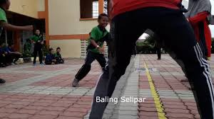 Pemain pertama dari kumpulan pertama memulakan permainan dengan membaling selipar ke aras susunan selipar. Episod 106 Tvtm2 Pasca Upsr Permainan Tradisional By Tvtm2