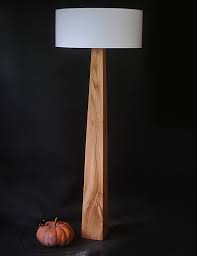 C'est un véritable écrin de lumière lové dans un design géométrique parfait. Lampadaire Bois Brut Lampe Bois Flotte Loftboutik