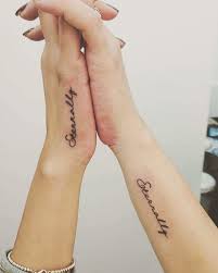 Geschwister Mit Gleichen Tatowierungen Tattoos Schriftzuge Mit Bedeutung Kleine Tattoos A Schwester Tattoo Design Schwester Tattoo Spruche Geschwister Tattoo