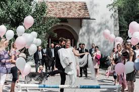 Eine schöne fotopräsentation oder ein video ist wahrscheinlich die schönste form, das hochzeitsprogramm zu bereichern. Spalier Stehen An Der Hochzeit Die Kreativsten Ideen Fur Diesen Brauch Spalier Stehen Spalier Hochzeit Ballons Hochzeit