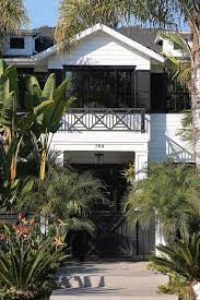 Sa femme et ses deux filles y résidaient d'ailleurs depuis l'inhumation du chanteur pour être au plus près de sa dernière demeure. La Villa De Johnny Hallyday Dans Le Quartier De Pacific Palisades A Los Angeles Le 6 Decembre 2017 Photo Johnny Hallyday Maison Los Angeles Facade Maison