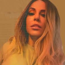 Mandy Maynard's Instagram, Twitter & Facebook