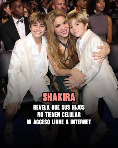 La cantante Shakira reveló que mantiene reglas estrictas con sus hijos,  evitando que tengan teléfono propio o acceso libre a internet. Su objetivo  es protegerlos de los riesgos digitales y fomentar una