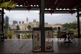 Seorang pembantu kedai makan dihadapkan ke mahkamah sesyen di sini, hari ini, atas pertuduhan melakukan amang seksual fizikal terhadap seorang remaja perempuan di jejawi pada tahun lalu. Pembatasan Wilayah Singapura Bak Kota Mati Republika Online