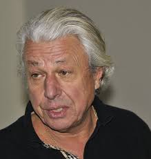 LA TOURNÉE DES VIEILLES CANINES : RETOUR VERS L'AVENIR