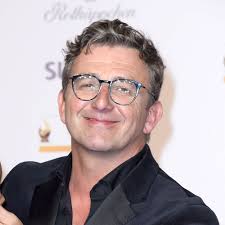 Als er auf eigene faust einen besuch in die wege leitet, droht die angelegenheit vollends zu eskalieren. Hans Sigl Um Ein Haar Ware Ich Kein Bergdoktor Geworden Der Bergdoktor Doktor Tv Star