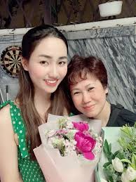 Xueli bị cha mẹ ruột bỏ bên ngoài một trại trẻ mồ côi ở trung quốc. Sao Viá»‡t Tran Cáº£m Xuc Trong Ngay Cá»§a Máº¹ Bao NgÆ°á»i Lao Ä'á»™ng