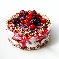 The cheesecake half is light and creamy, with a pleasant tang from quark (a soft, unripened cheese that's similar to sour cream), while the gingerbread half is fragrant. Fit Cheesecake Con Base Di Fiocchi Di Avena E Cioccolato Fondente Ricoperto Di Quark Magro Marmellata Granella Di Nocciole E Fru Ricette Cibo Dolci Dietetici