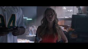 Seu personagem ficou preso no mundo alternativo por quase 30 anos antes de retornar ao mundo real, trazendo o caos da selva para as ruas de uma cidadezinha americana. Spencer Fridge Bethany E Martha Sao Sugados Para O Jogo Jumanji Bem Vindo A Selva 2017 Youtube