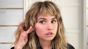 Debby Ryan comparte su rutina para logar smokey eyes de impacto