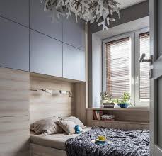 Graue Hangeschranke Fur Mehr Stauraum Uber Bett Wohnung Wohnungseinrichtung Ideen Zimmer
