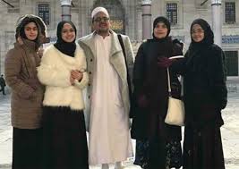 .rizieq shihab pernah menyampaikan bahwa ada anak dari anggota anggota partai komunis habib rizieq di megamendung, beliau juga mengatakan, banyak anak pki yang juga ada di fpi. Undangan Pernikahan Putri Habib Rizieq Disebar Via Medsos Update Berita Riau Terkini