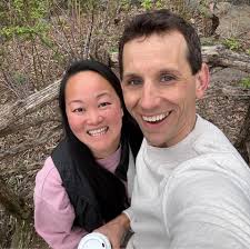 My daughter has asked me if she can take art lessons drawing and such does  anyone know how I could make that happen? She is eight Yo.￼