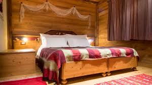 Mobili e arredamento per camera matrimoniale completa. Camere