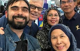 Selepas lebih setahun berkawan, akhirnya adam melamar yuna pada minggu lalu dan yuna sangat gembira dan menerima lamaran berkenaan, kata sumber terbabit. Adik Balik La Kembali Saat Tahlilan 40 Hari Ashraf Sinclair Seleb Tempo Co