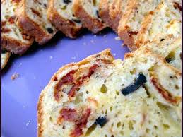 Recette De Cake Aux Olives Tomates Sechees Et Parmesan Recette Recettes De Cuisine Recette Cuisine