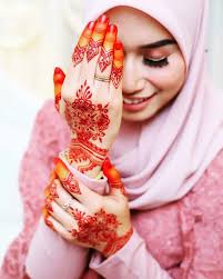 Berinai sebaiknya dilakukan dua hari sebelum majlis akad nikah berlangsung agar inai yang dipakai akan kelihatan merah dan cantik pada hari perkahwinan. 30 Henna Tangan Simple Inspirasi Corak Inai Tangan Menarik