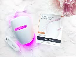 Getting Clearer Skin With Neutrogena Light Therapy Acne Mask Acne Light Therapy Light Therapy Mask Blue Light Therapy
