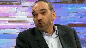 La ternura que desprende la foto. Disparatado Por Donde Se Mire Fernando Iglesias Tiene Novia Y Mira La Torta De Cumpleanos Que Le Obsequio Al Gorila Recalcitrante Info135