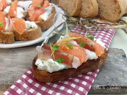 Crema stracciatella e gamberi foto ricettasprint. Crostini Speck E Salmone Antipasto Di Natale
