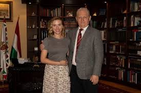 Enamik tema perekonnaliikmetest olid sõjaväeametnikud, maakonnaametnikud ja maaomanikud. Ujabb Hazugsagot Terjeszt A Balliberalis Media Scarlett Johansson Es Tarlos Istvan Talalkozojarol Pestisracok