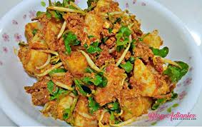 Menunya mirip imlek, bedanya ada lontong cap go meh yang menjadi hidangan. Resepi Mudah Sedap Lontong Goreng Bayam Brazil