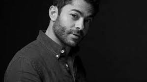 ولمن لا يعرفون تميم، هو مخرج إعلانات شاب، واشتهر بسلسلة فيديوهات ساخرة بعنوان رسّيني. Ù‚Ø¯Ù… Ø±Ø³ÙŠÙ†ÙŠ ÙˆØ£ØºÙ†ÙŠØ© Ù…Ù† 3 ÙƒÙ„Ù…Ø§Øª Ù…Ø¹Ù„ÙˆÙ…Ø§Øª Ø¹Ù† ØªÙ…ÙŠÙ… ÙŠÙˆÙ†Ø³ ØµØ§Ø­Ø¨ Ø³Ø§Ù„Ù…ÙˆÙ†ÙŠÙ„Ø§ ÙÙ† ÙˆØ«Ù‚Ø§ÙØ© Ø§Ù„ÙˆØ·Ù†