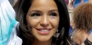 Modelo e ring girl Melissa Ceja exibe biquíni com joia no bumbum