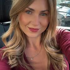 Hello, Does anyone know who owns the horses in abbots Langley very near to  leavesden. There's two beautiful fields opposite houses. I would really  like to speak to the person who owns